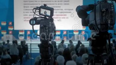 摄影师为电视制作视频。 礼堂，商业研讨会和讲座.. 专业<strong>思想</strong>政治或